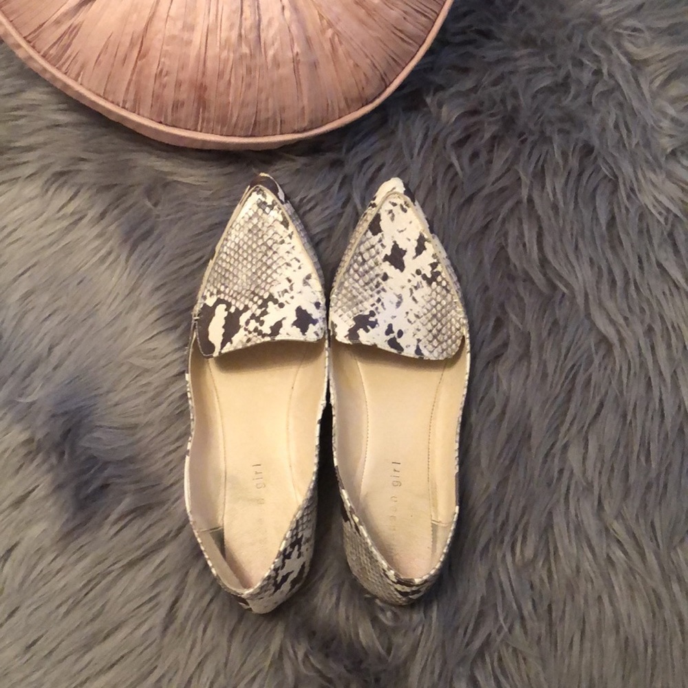 Women’s snakeskin flat shoes